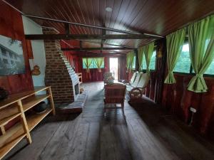 Las CrucesAlla Arriba的客厅铺有木地板,设有砖砌壁炉。
