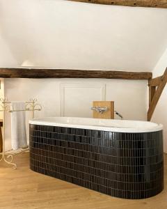 海尔伦Hoeve Berghof的一间带浴缸的浴室