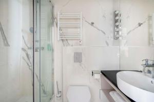 巴黎LE BEAU MARAIS - Luxury Apartments, AIR COND, LIFT的浴室配有卫生间、盥洗盆和淋浴。