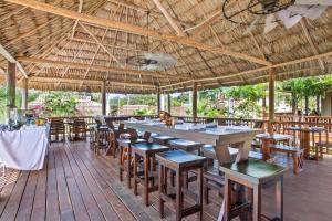 珀拉什奇亚Sirenian Bay Resort -Villas & All Inclusive Bungalows的一间带桌椅和大伞的餐厅