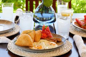 珀拉什奇亚Sirenian Bay Resort -Villas & All Inclusive Bungalows的一张桌子上放着一盘早餐食品