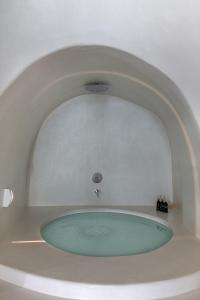 伊亚安卓尼斯豪华套房酒店的一间带喷泉浴缸的浴室