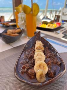 江比阿Equalia Rose hotel的桌上一盘带香蕉和坚果的食物