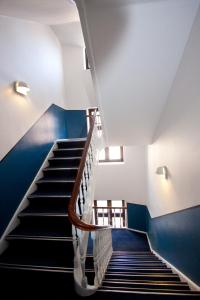 哥本哈根Go Hotel Saga的建筑中带有蓝色墙壁的楼梯