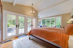 阿克塔Magic Garden的一间卧室设有床和滑动玻璃门