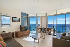 黄金海岸库兰加塔蓝色C公寓式酒店的海景客厅