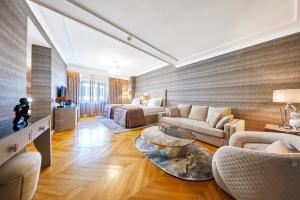 伊斯坦布尔Hotel De Reve Galata-Special Class的客厅配有沙发和桌子