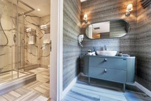 伊斯坦布尔Hotel De Reve Galata-Special Class的浴室配有蓝色水槽和淋浴。