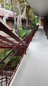 卧龙岗弗林德斯汽车旅馆的建筑旁一条带红色栏杆的走道
