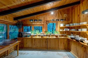MengenHindiba Doga Evi的厨房设有木墙和木台面