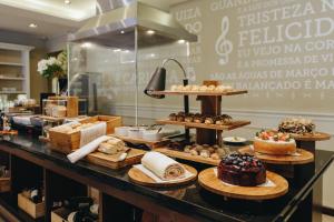 库里提巴Bourbon Curitiba Hotel & Suítes的面包柜台,供应不同类型的蛋糕和糕点