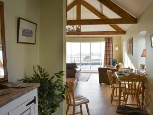 塞奇菲尔德Calf House Cottage的一间带桌椅的客厅和一间客厅。