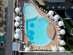 佩萨罗挪特乐思家庭酒店的享有度假村游泳池的顶部景致