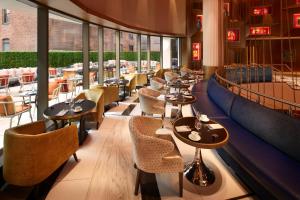 纽约Hard Rock Hotel New York的餐厅设有桌椅和窗户。