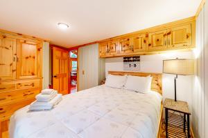 牛津Camp Two Loons的一间卧室配有一张带木制橱柜的大床