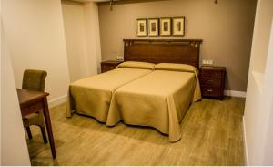 隆达隆达岑特洛公寓的一间卧室设有一张大床,铺有木地板