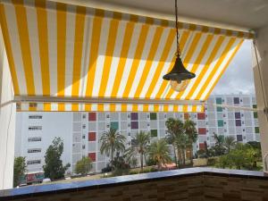圣巴托洛梅Apartamento Tobias Agaete Parque Playa del Ingles的遮阳篷,享有建筑景致
