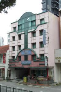 新加坡New Orchid Hotel的街道拐角处的建筑物
