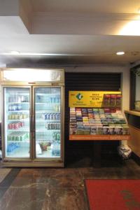 新加坡New Orchid Hotel的一间储存着食物的冰箱的商店