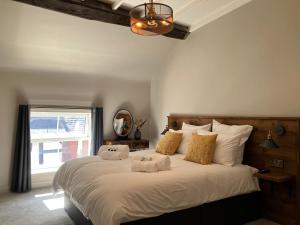 康格尔顿Reubens Congleton的卧室配有带枕头的大床和窗户。