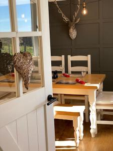 GarrabostKinnoull House near Stornoway Hot Tub/Pet Friendly的一间带木桌和椅子的用餐室