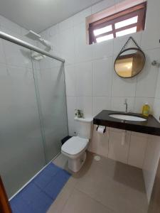 伦索伊斯casaOCA的带淋浴、卫生间和盥洗盆的浴室