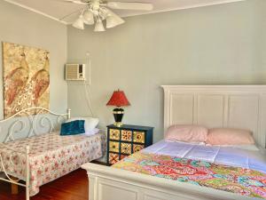 新奥尔良Madame Isabelle's House的一间卧室配有一张床和吊扇