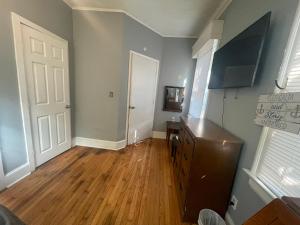 落基山Best Rooming Houses in Rocky Mount NC.的一间空客厅,铺有木地板,设有一扇门