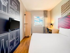 圣保罗圣保罗因特拉格斯宜必思酒店的配有一张床和一台平面电视的酒店客房