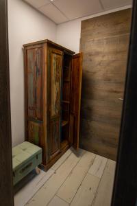 DumbrăviţaANTICA RESIDENZA TOSCANA的一间空房间,配有木柜和门