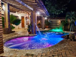 巴里查拉苔拉白瑞察酒店的夜间后院的瀑布游泳池