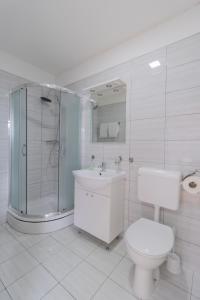 萨格勒布Hill apartman - MAKSIMIR Rebro的白色的浴室设有卫生间和淋浴。