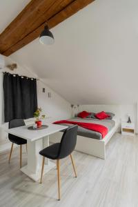 萨格勒布Hill apartman - MAKSIMIR Rebro的卧室配有一张床和一张桌子及椅子