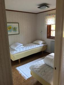 SävekullaSävekulla 208 "Lillekulla"的一间卧室设有两张床和窗户。