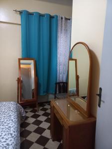 达喀尔Appartement sympathique Jules Ferry.的卧室配有镜子、梳妆台和水槽