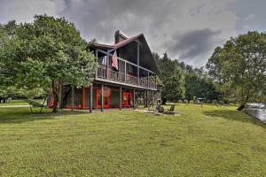 HayesvilleRivers Edge - Ultimate Riverfront Getaway的草地上一扇红色门的大房子