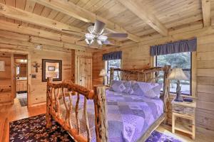 HayesvilleRivers Edge - Ultimate Riverfront Getaway的小木屋内一间卧室,配有一张床