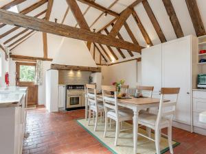 灵格弗尔德Pollard Cottage的厨房配有餐桌和椅子