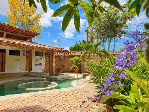 巴里查拉苔拉白瑞察酒店的花园中带游泳池的房子