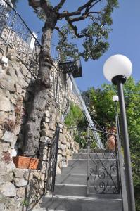 波西塔诺Casa Roberta的树和街灯的楼梯