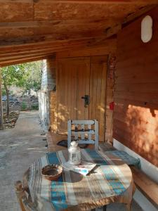 Manotבקתת עץ בחורש במנות - דום גיאודזי - Wooden cabin in Manot的小木屋后面的一张桌子