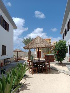 萨尔雷Vilas na areia aparthotel的海滩上配有桌椅和遮阳伞
