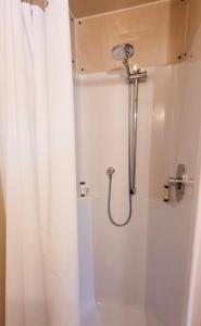圣让上黎塞留Flotel St-Jean-sur-Richelieu的浴室内配有淋浴帘。