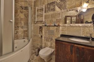 格雷梅老城石楼住宿加早餐旅馆的浴室配有卫生间、盥洗盆和淋浴。