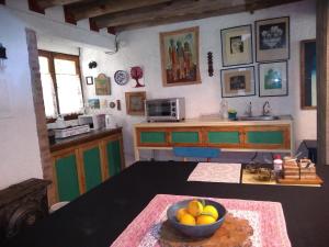 维斯塔尔巴Residencia en Casa de artista的厨房里放着一碗水果放在桌子上