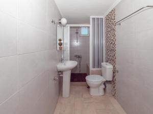 科罗尼Memi Houses的白色的浴室设有卫生间和水槽。