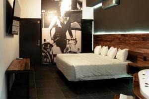 提华纳HOTEL RIO RITA的卧室配有一张床,还有一张自行车上妇女的照片