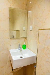 库塔兰WESTN Resorts的浴室设有白色水槽和镜子