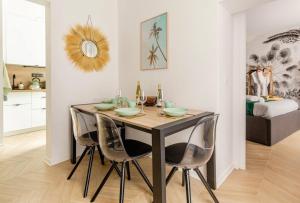 塞莱斯塔LA PARENTHESE ALSACIENNE AU COEUR DE SELESTAT的厨房里设有1间带桌椅的用餐室
