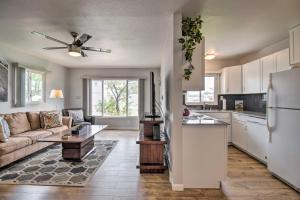 卡森市Walkable Carson City Duplex with Private Patio!的厨房以及带沙发和桌子的客厅。